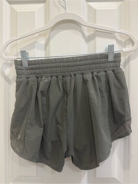 Lululemon Hotty Hot High-Rise Lined Short 2.5"
Size 4